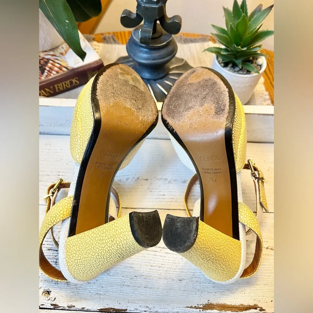 FENDI sz7 $800 Stingray Leather Sandal - Picture 5 of 8
